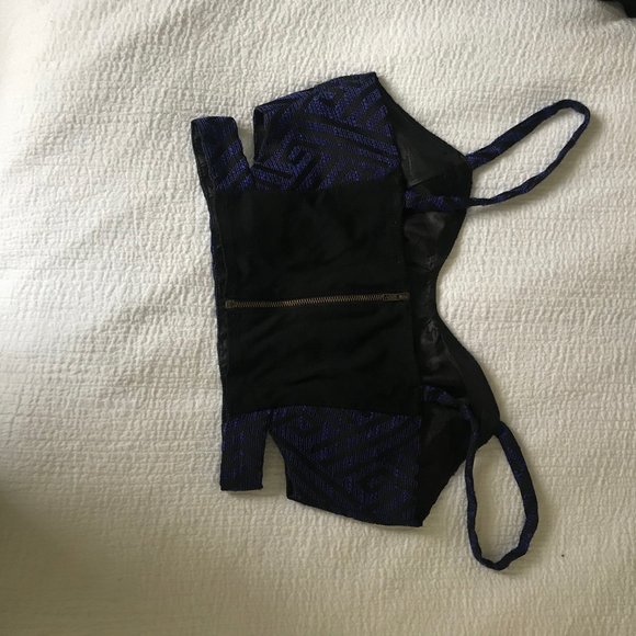 ASTR Chevron Cut-out Crop Top - Picture 3 of 5